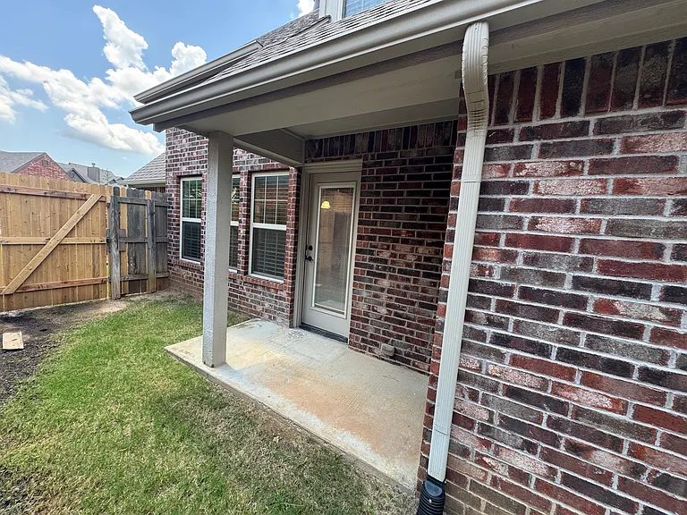 912 W Fargo St — Photo 50
