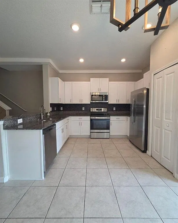 3 bed, 2.5 bath, 1701 sqft, $2,300 — Photo 3