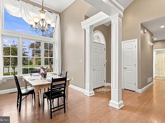 5th image of 321 Chestnut Cir