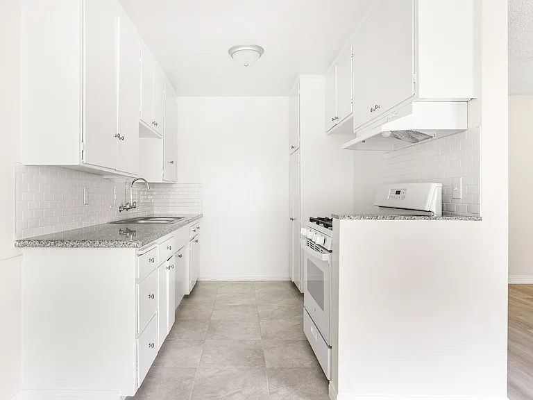 12858 Oxnard St #5 — Photo 9