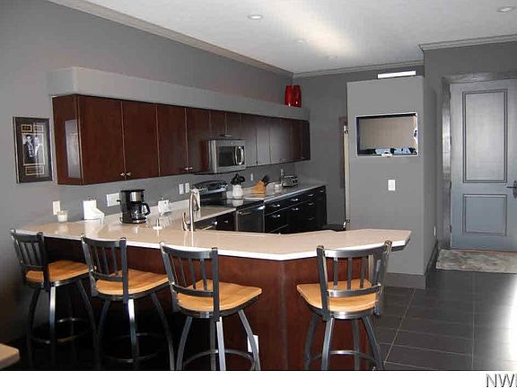 4th image of 535 W 3rd St