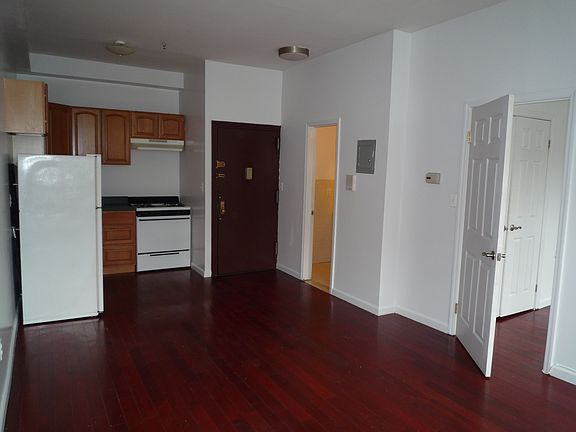 5th image of 222 Montrose Ave