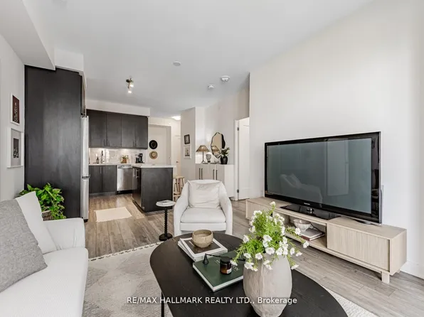 105 Oneida Cres #404, Richmond Hill, ON L4B 0H6
