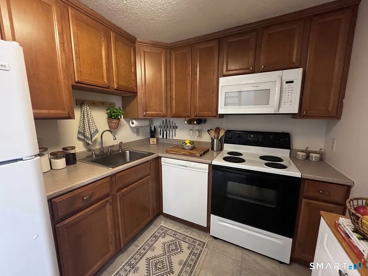 1 bed, 1.0 bath, 627 sqft, $1,500 — Photo 2
