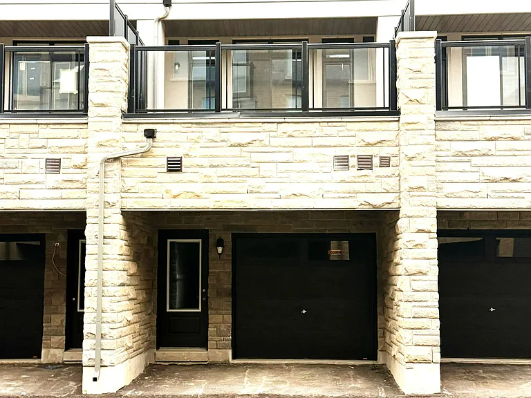 147 Berczy Green Dr — Photo 2