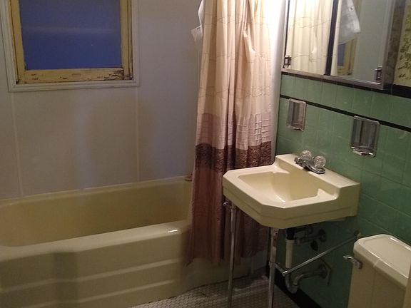 5th image of 1662 Saint Agnes Ave 1st-floor 1