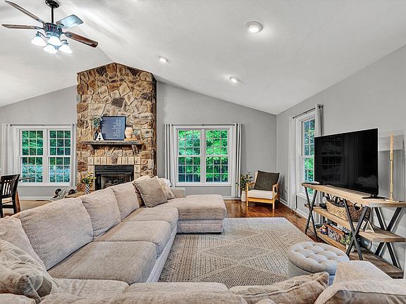 4th image of 677 Deerfield Rd