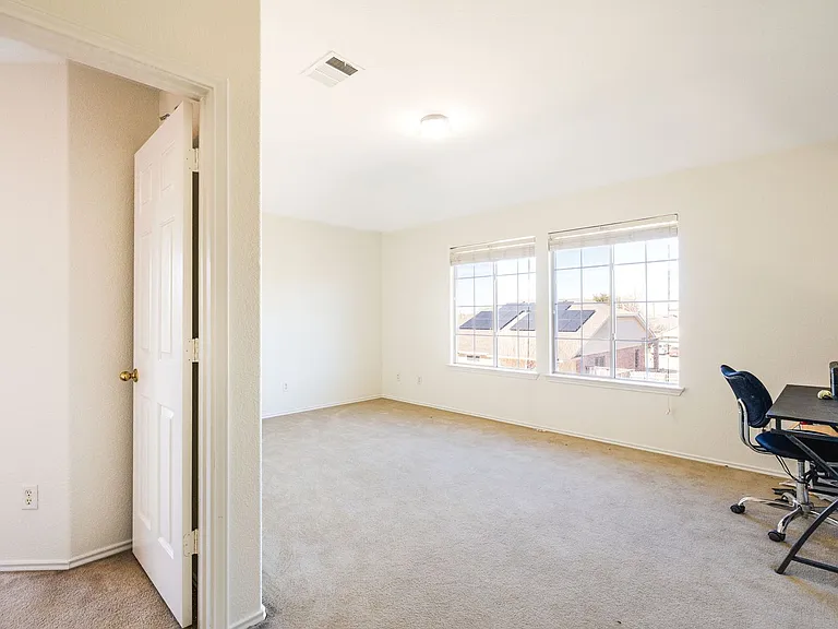 4407 Golden Gate Dr — Photo 10