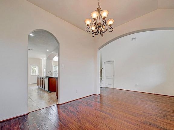 5th image of 11 Sagamore Ridge Pl