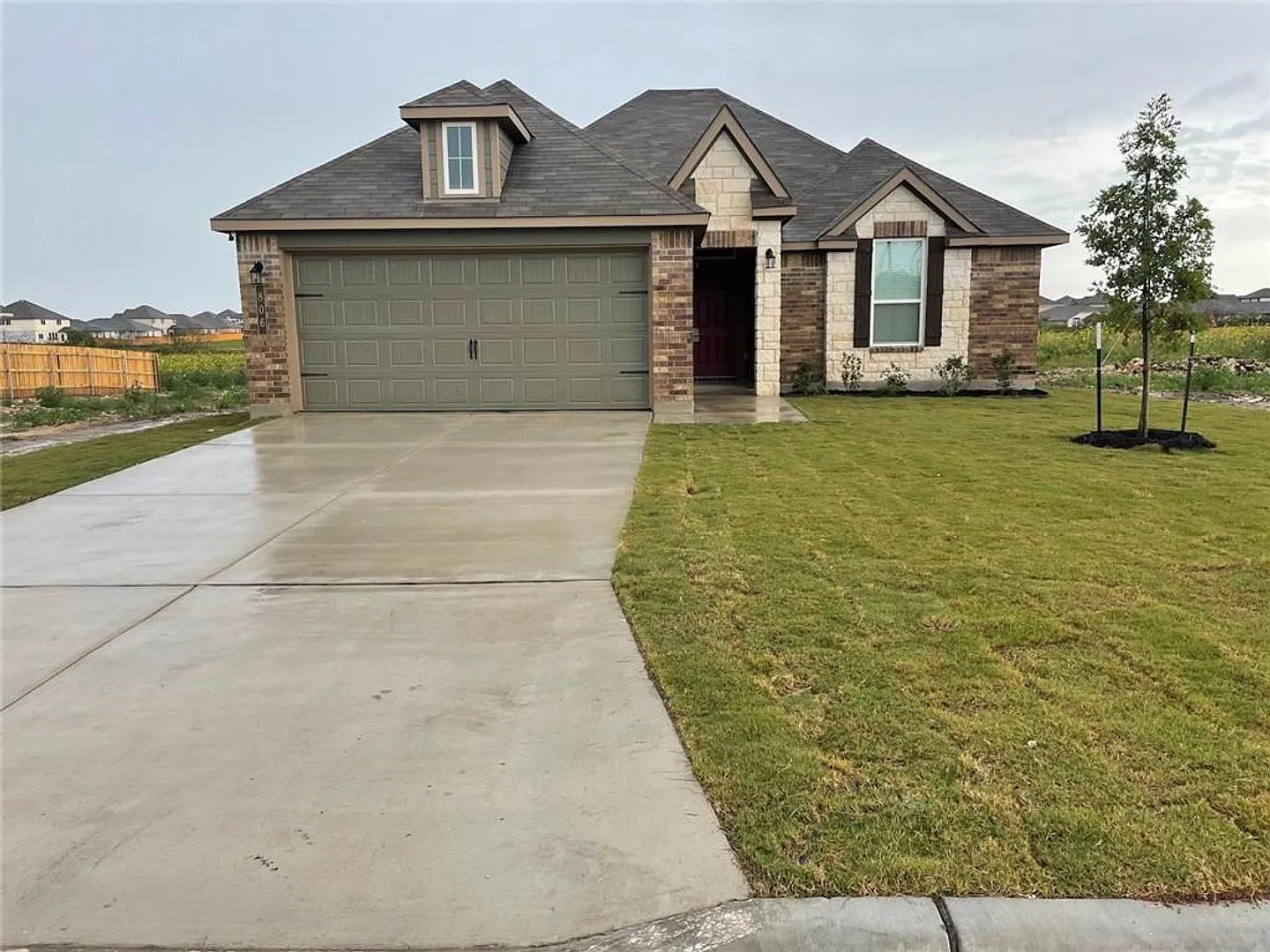 Welcome home to this beautiful, brand-new single-story home in the desirable Lake Pointe community! — Photo 1