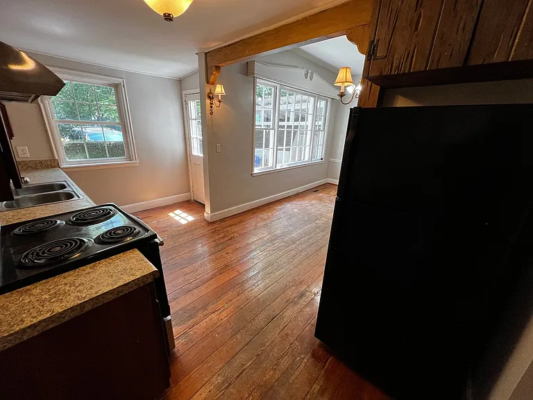 1022 Henderson St — Photo 10