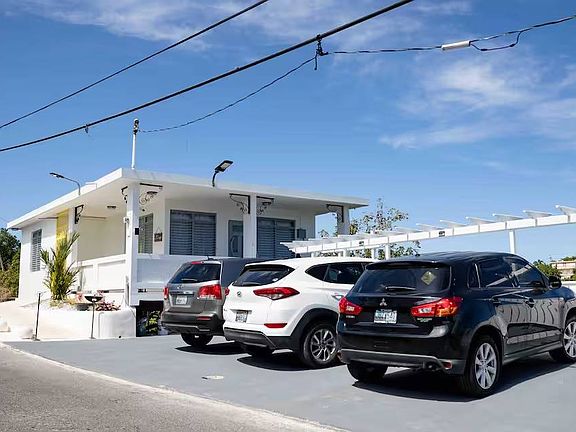 3rd image of Bo Cruces