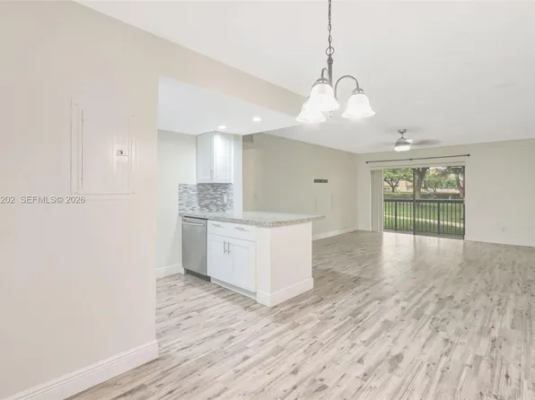 7925 SW 86th St APT 903, Miami, FL 33143