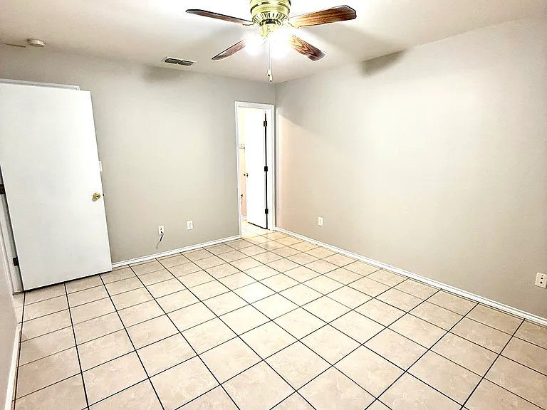 2314 La Feria Rd #B — Photo 7