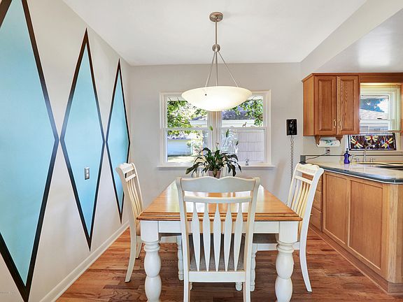 5th image of 208 W 27th St