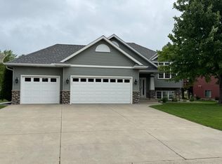 235 Summerset Ln SE, Hutchinson, MN 55350