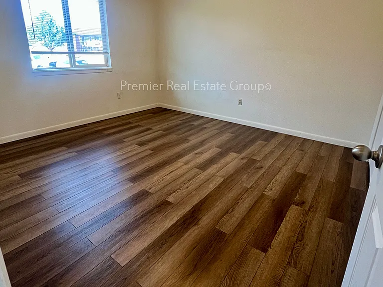 1015 Western Dr — Photo 5