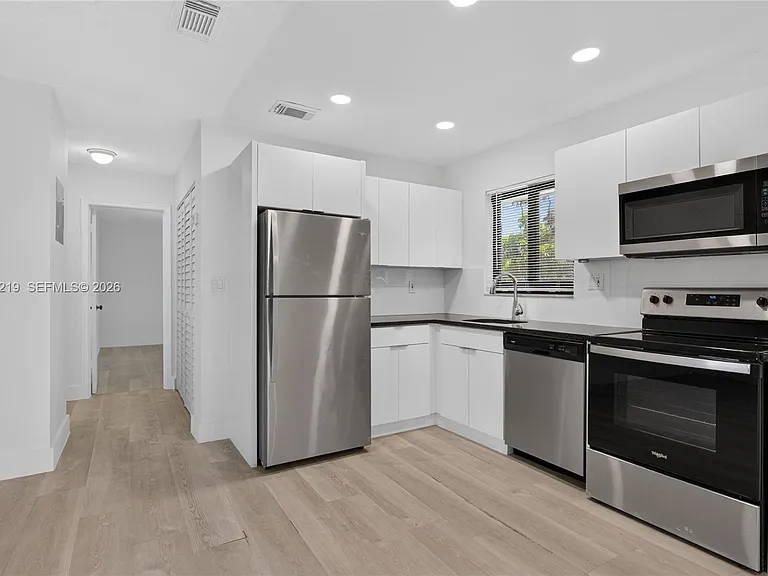 615 NE 26th St #7 — Photo 3