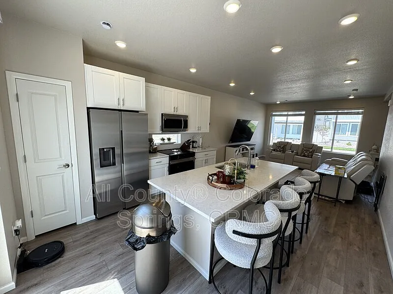 3 bed, 2.5 bath, 2026 sqft, $2,595 — Photo 4