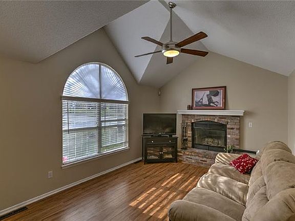 3rd image of 1011 SE Steeple Dr