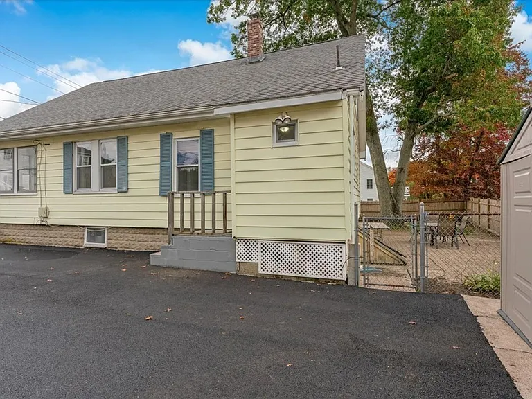 34 Julian Rd — Photo 4