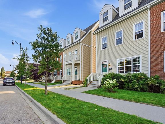 3rd image of 914 Valour Way NW