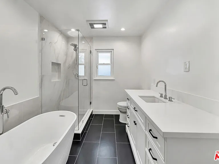 23008 Hamlin St — Photo 16