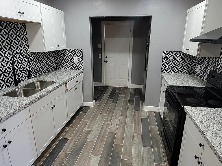 105 N Los Robles Dr — Photo 5