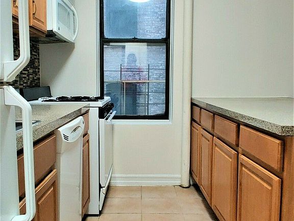 3rd image of 718 W 178th St APT 32