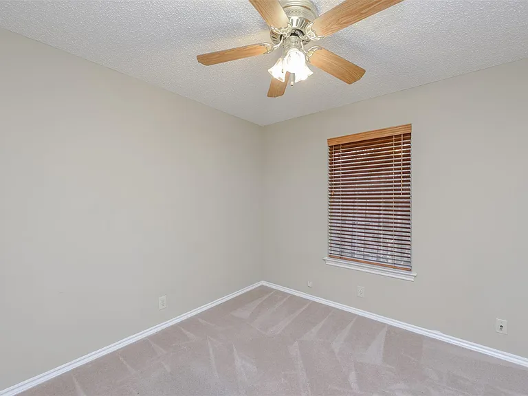 1902 Lee Dr — Photo 11
