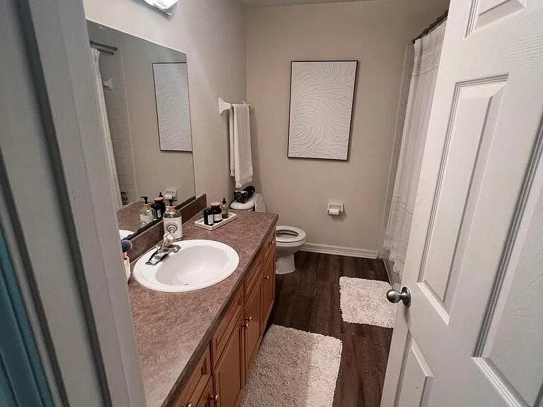 2219 Rosewood Dr — Photo 2