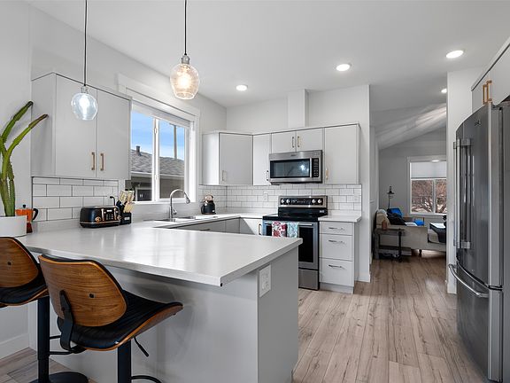 4th image of 2355 Parkcrest Ave