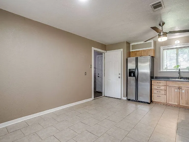 204 Mildred Ln — Photo 9