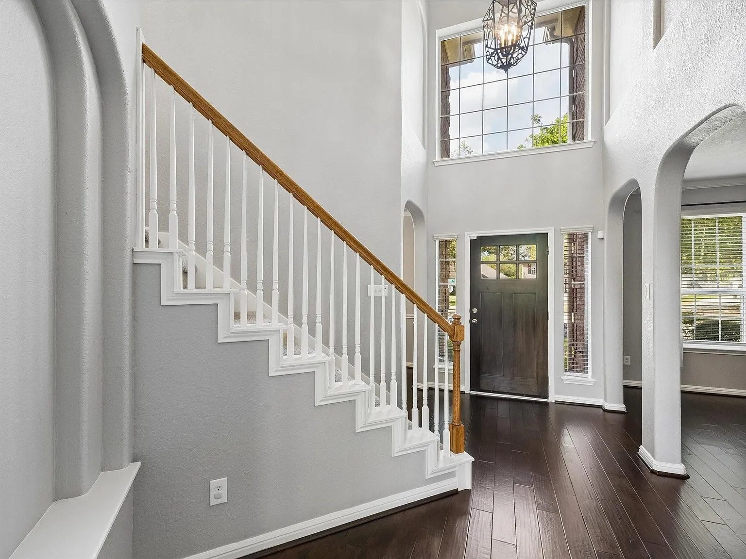 5 bed, 4.0 bath, 3639 sqft, $3,975 — Photo 2