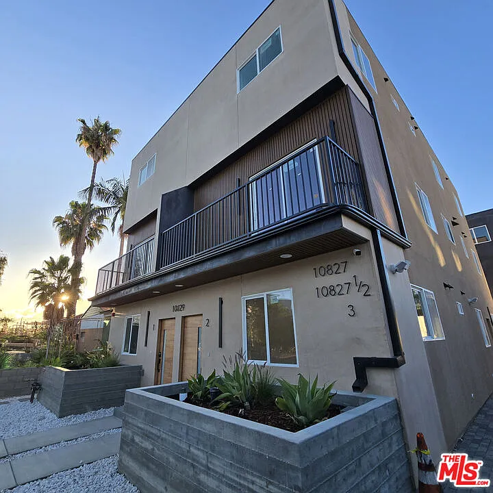 4 bed, 2.0 bath, 1370 sqft, $4,850 — Photo 3