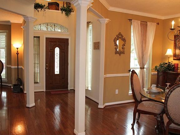 Grand, 2-Story Entry greets you w/solid hardwood flooring throughout. To the left you'll find the Fo