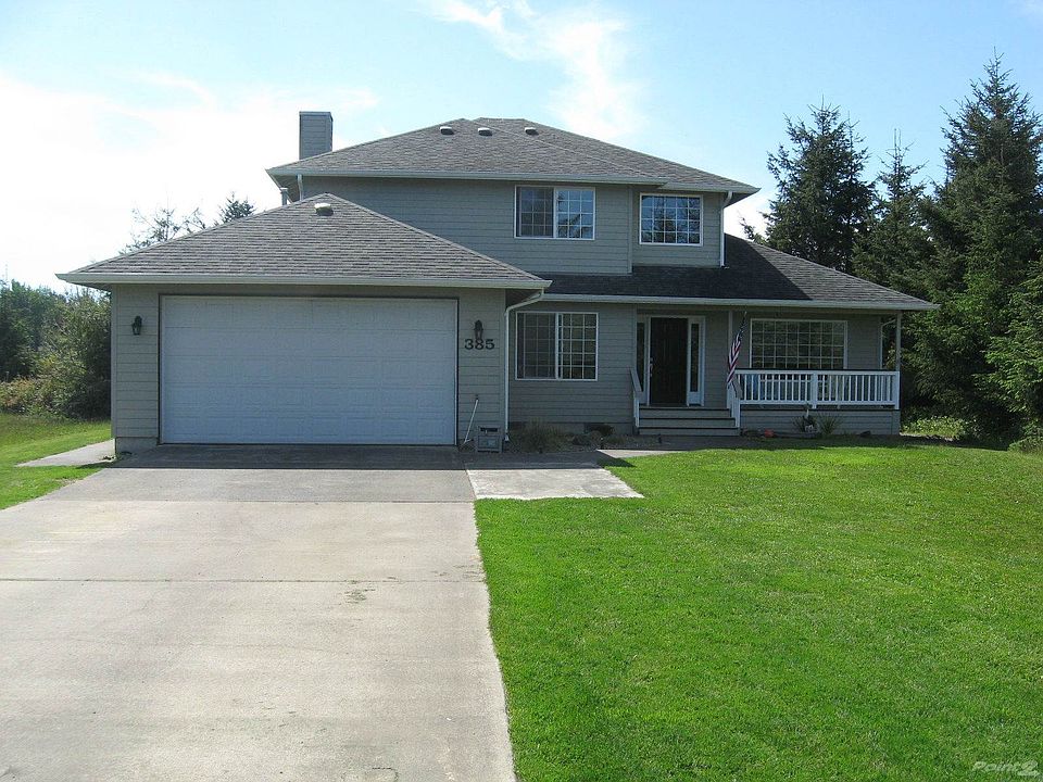 4 Bedroom 2.5 Bath Lake front home