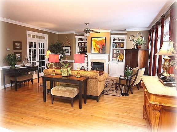 Entertainment-sized Family Room