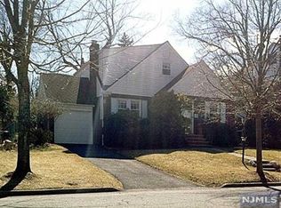 8 Maple St, Teaneck, NJ 07666