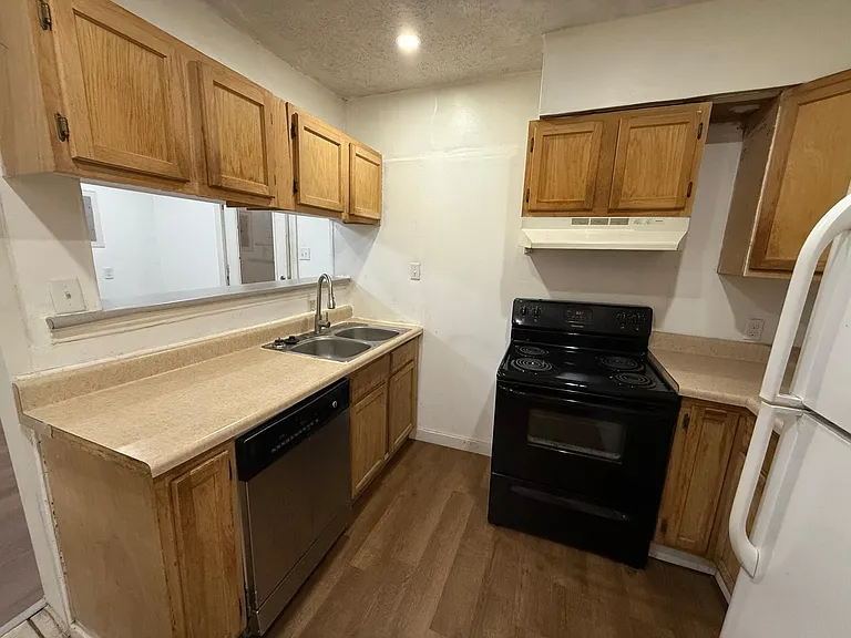 547 Commerce St — Photo 4