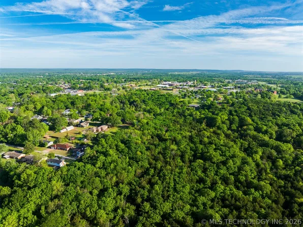 1928 E 9th St, Okmulgee, OK 74447