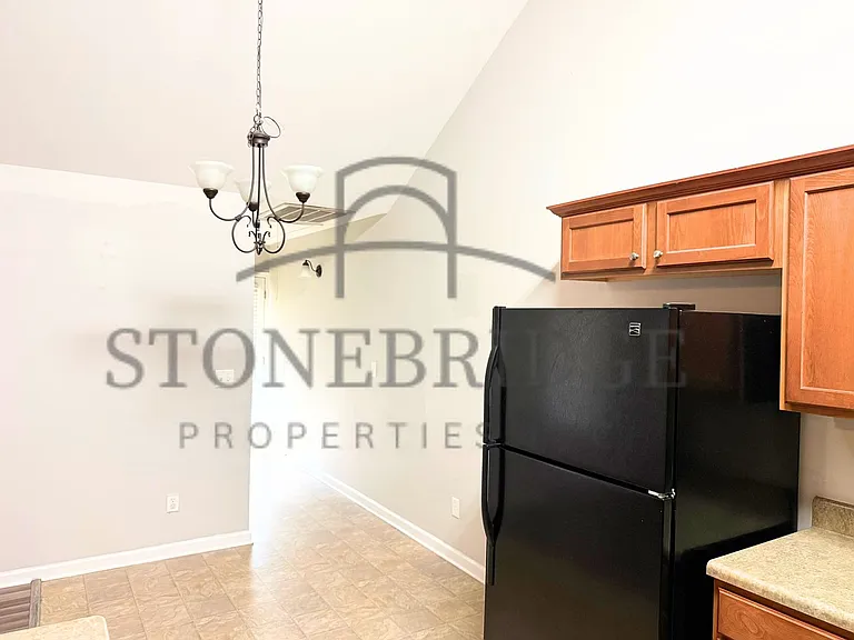 532 Castlebury Ln — Photo 5