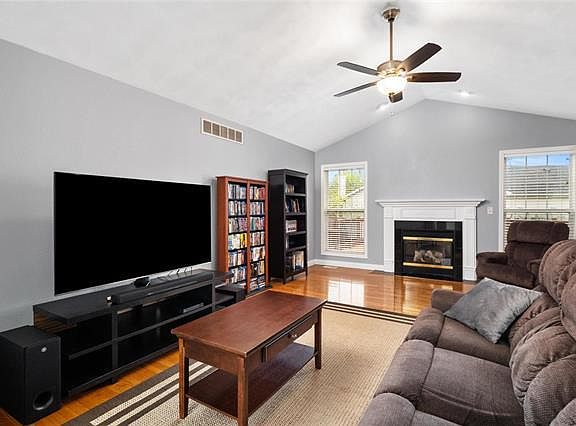 4th image of 308 Old Homestead Dr