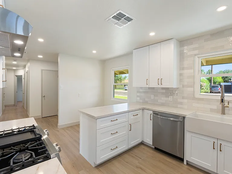 715 W Oregon Ave — Photo 16