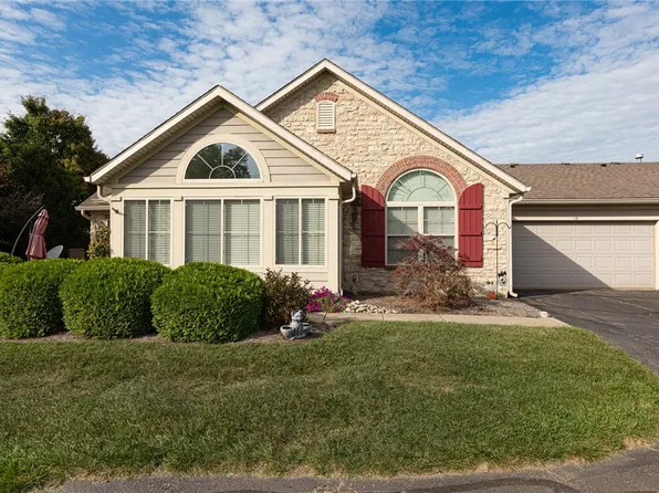 16 Scarborough Village Dr, Centerville, OH 45458
