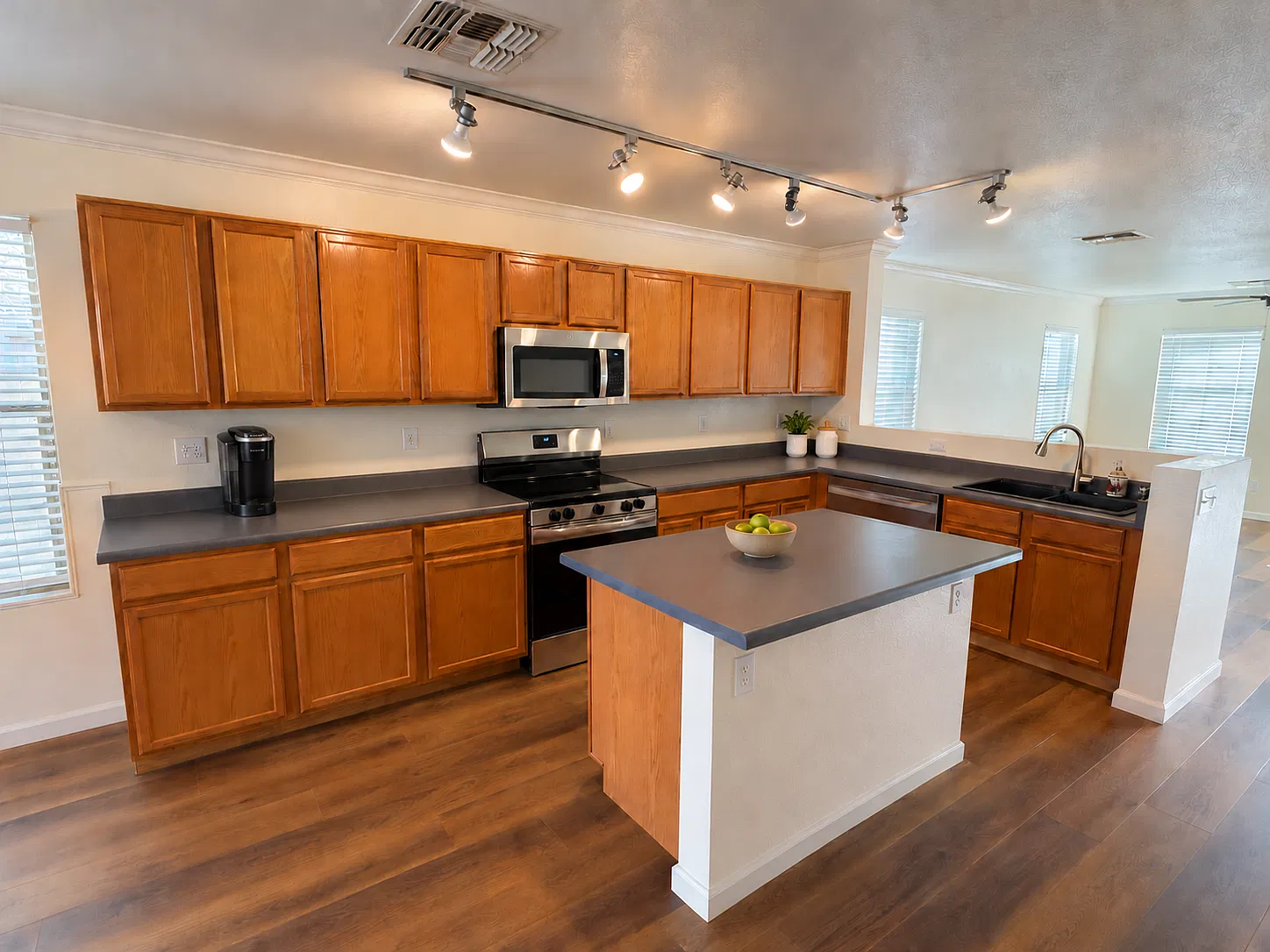 3 bed, 1357 sqft, $2,300 — Photo 3