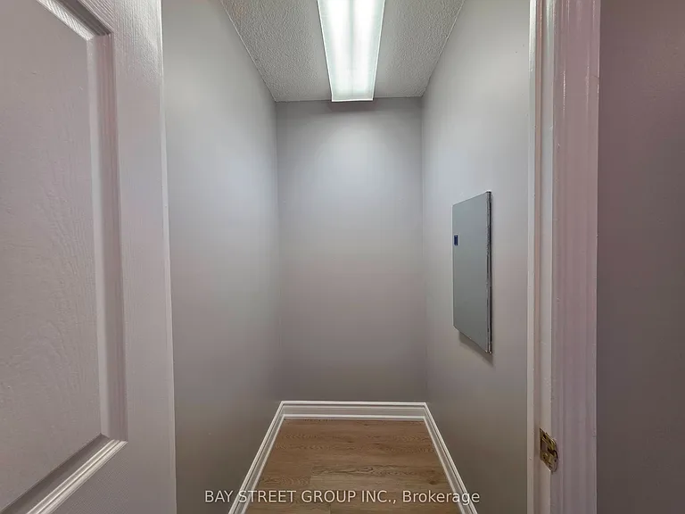 1 Aberfoyle Cres #2011 — Photo 23