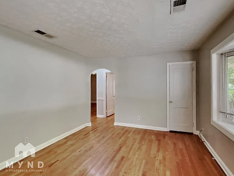 668 Scott Cir — Photo 3