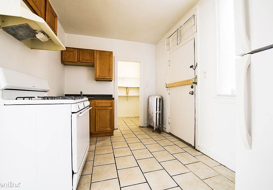 1717 W 77th St Apartments Chicago Kitchen_002