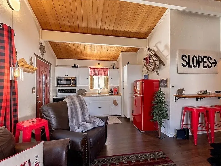 742 Cedar Ln — Photo 1